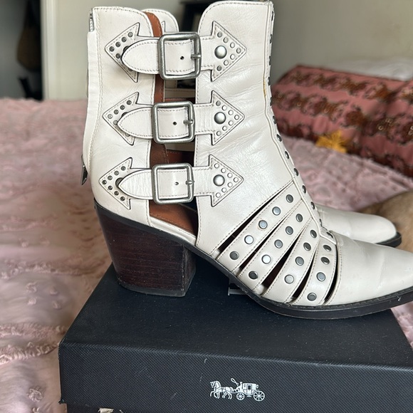 White booties from COACH size 6 can fit a 6 1/2 - Picture 2 of 8